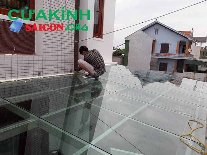 Mái kính cường lực dùng thanh treo hiện đại giá rẻ, dễ dàng lắp đặt