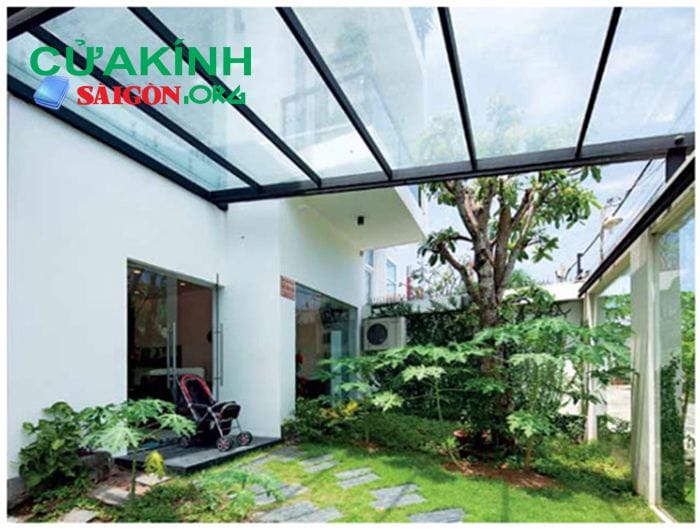Mái kính cường lực sân vườn tạo không gian gần gũi thiên nhiên