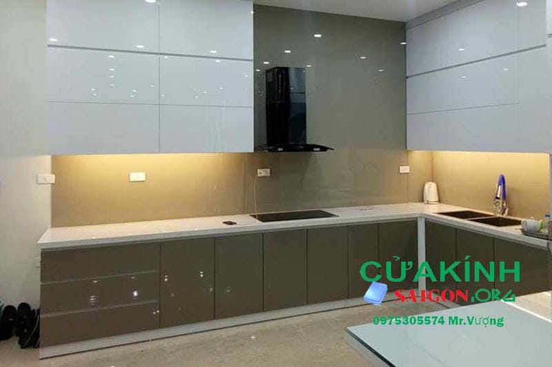 Thi công kính màu ốp bếp Quận 5