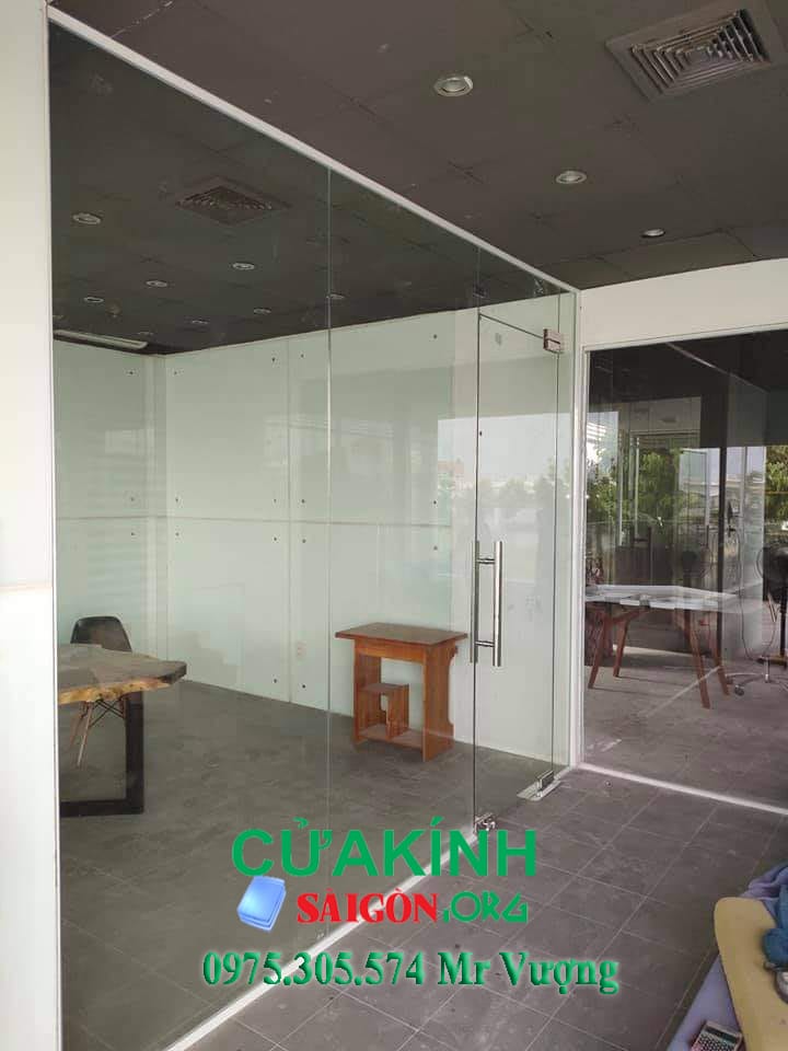 Xưởng cắt kính Màu Hóc Môn HCM Giá Rẻ - Nhanh Chóng 2024
