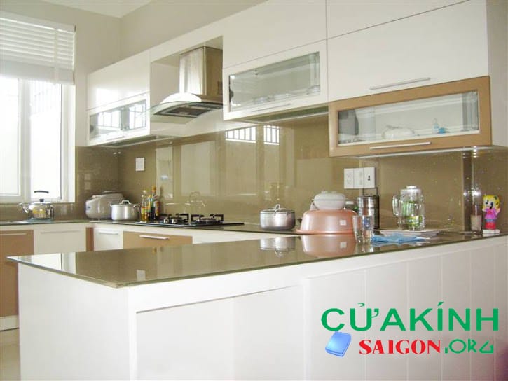 Kính màu ốp bếp biệt thự ở Nhà Bè