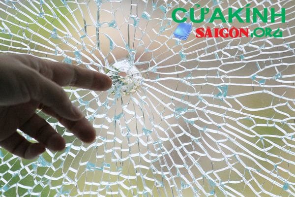 Cách xử lý trường hợp cửa kính cường lực bị nứt