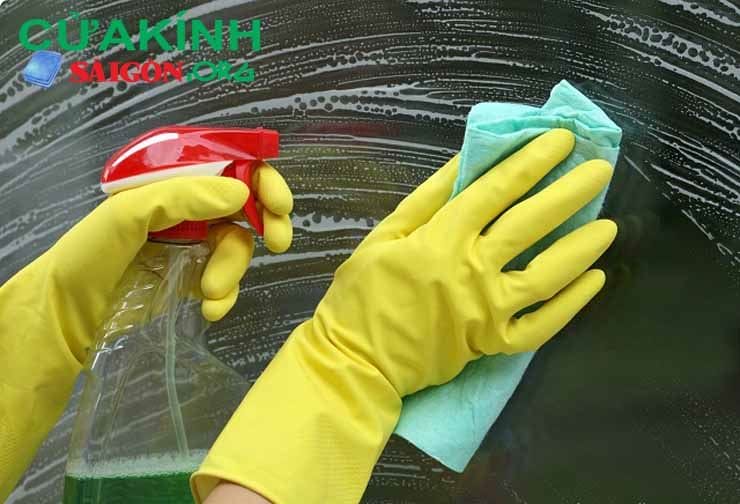 Làm thế nào khi cửa kính cường lực bị ố, xử lý kính cường lực bị ố