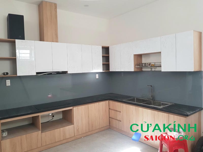 Lắp kính ốp bếp cho nhà ở