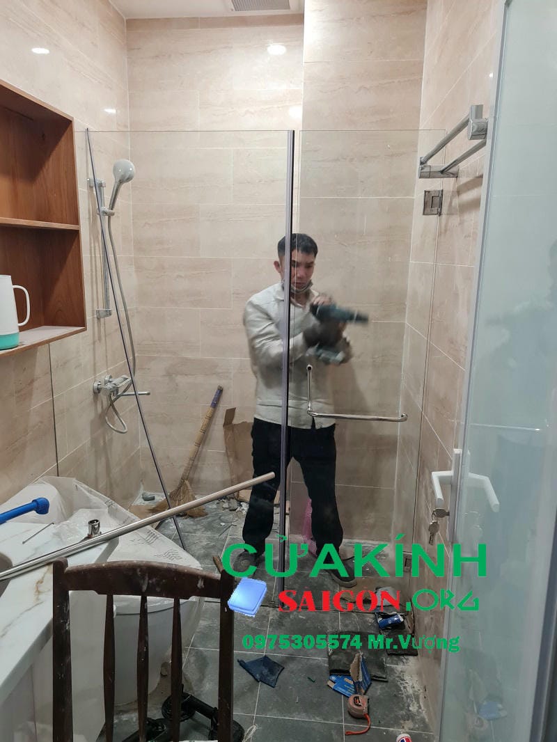 Tháo dỡ sửa chữa vách kính ở huyện Nhà Bè