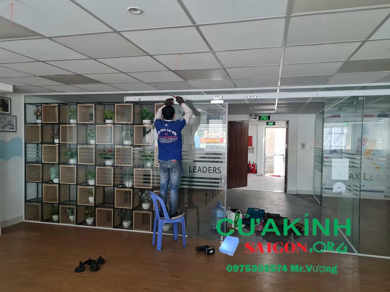 Dịch vụ thi công kính cường lực Long An