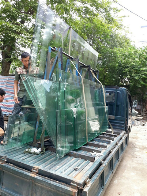 Ứng dụng kính cường lực trong nhà phố, văn phòng và công trình lớn