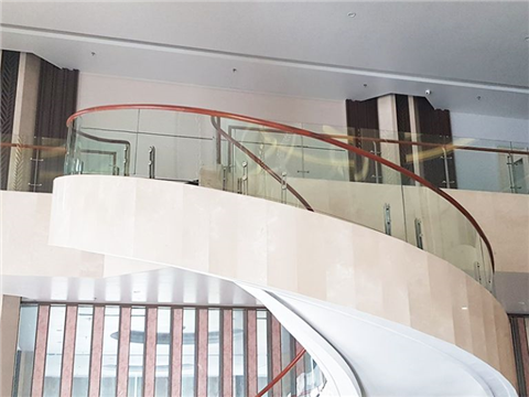 Kính cong cầu thang Quận 1 HCM, Lựa chọn tinh tế cho không gian hiện đại