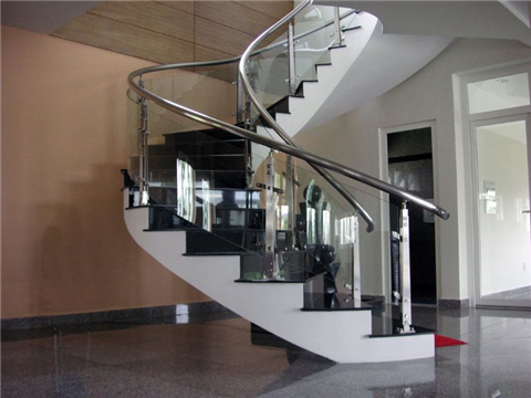 Kính cong cầu thang Quận 5 HCM Giải pháp thẩm mỹ, bền đẹp cho công trình
