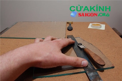 Cách cắt kính cường lực dùng dao và không dùng dao