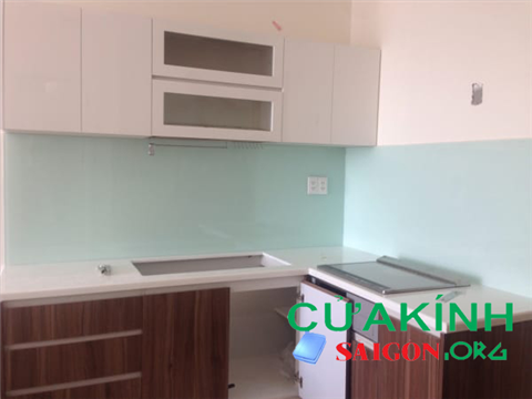 Kính màu ốp bếp tại Quận 10