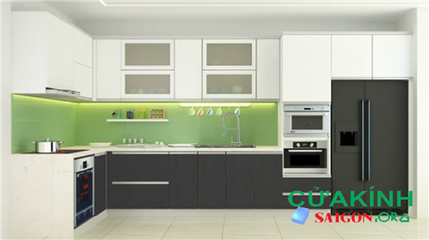 Kính màu ốp bếp biệt thự ở Bình Chánh