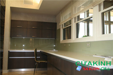 Thi công kính ốp bếp quận 5