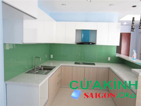 Kính màu ốp bếp biệt thự ở Quận 8
