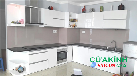 Kính ốp bếp màu quận 11