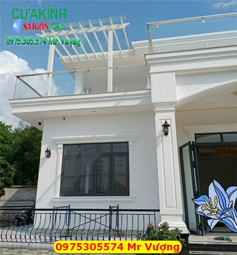 Mái Kính Ban Công - Giải Pháp Che Mưa Nắng Sang Trọng Cho Nhà Ở, Quán Cafe