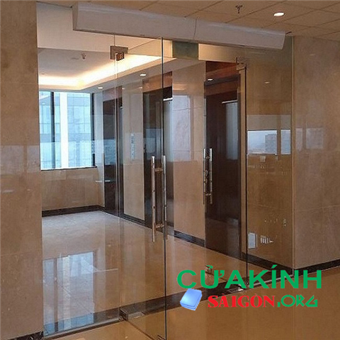 Lắp kính thủy lực văn phòng quận 2