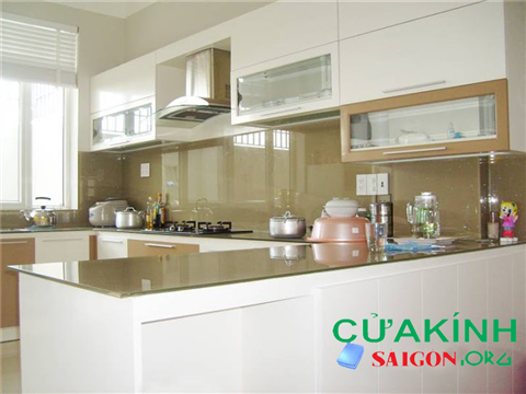 Kính màu ốp bếp biệt thự ở Nhà Bè