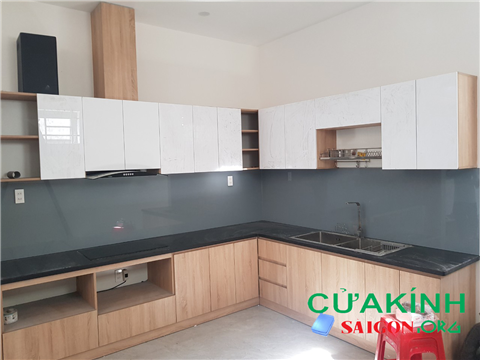 Kính màu ốp bếp Phú Nhuận