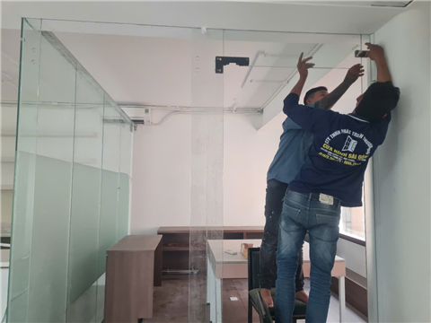 Vách Kính Văn Phòng TpHCM Giá Bao Nhiêu? Báo Giá Chi Tiết 2026