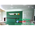 Lắp kính màu dán tường giá rẻ hcm