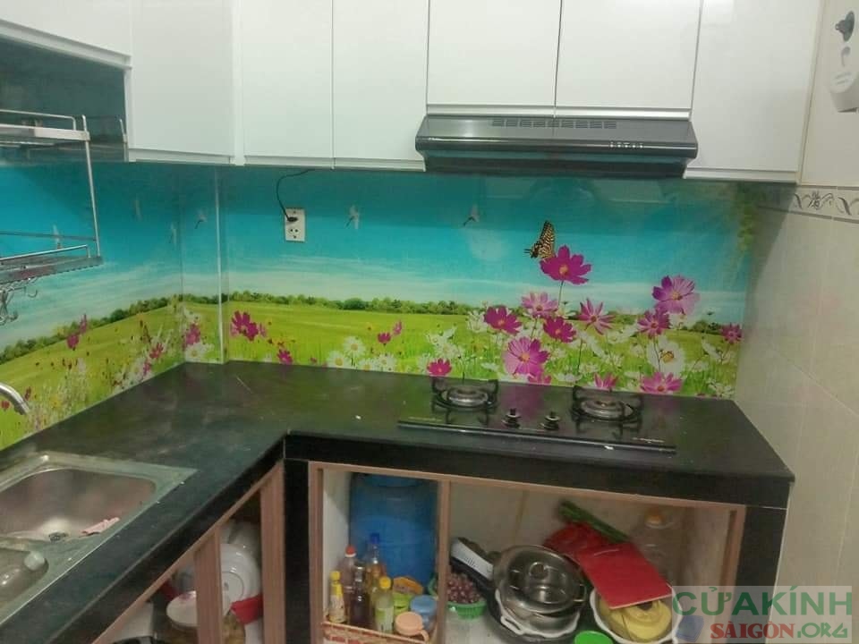 Kính màu ốp bếp 3D thi công tại nhà chị Huế Ngô Thì Nhậm Hà Đông