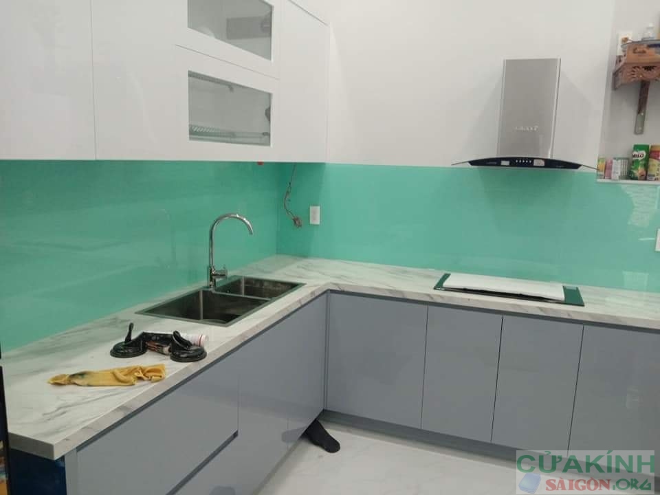 Kính màu ốp bếp màu xanh ngọc thi công tại chung cư the vesta Phú Lãm HĐ