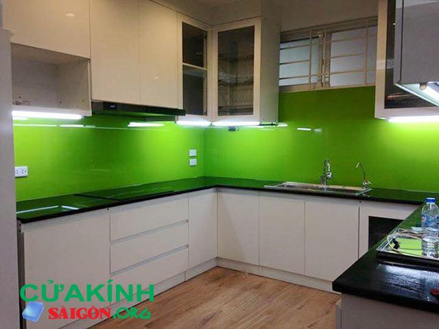 Kính ốp bếp màu xanh. Kính bếp màu xanh sẽ khiến không gian bếp thêm đặc sắc và thích hợp trong việc lắp đắt trong mọi kích thước không gian, đem đến sự tinh tế, tươi trẻ và năng động cho phòng bếp. 