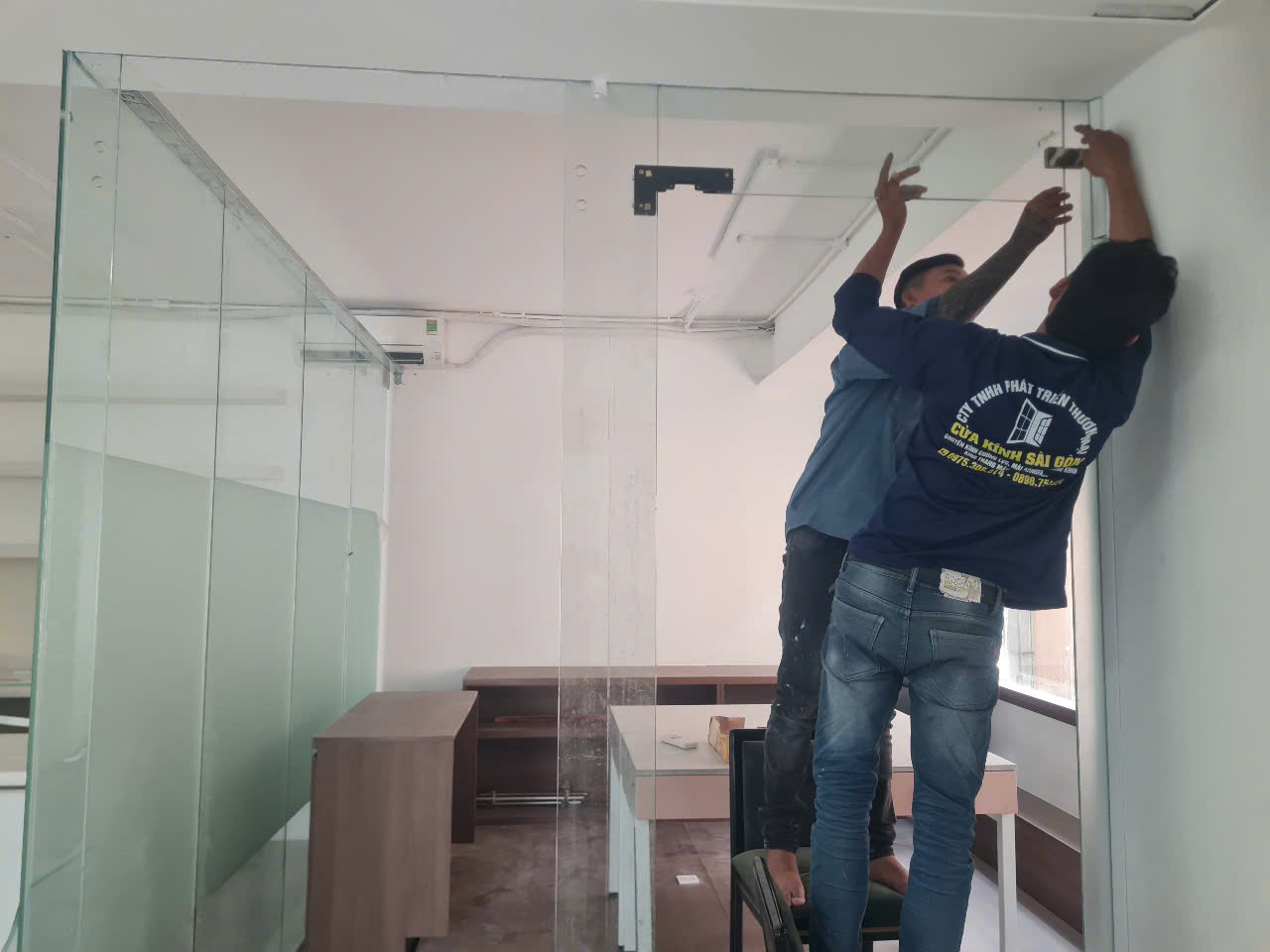 Vách Kính Văn Phòng TpHCM Giá Bao Nhiêu? Báo Giá Chi Tiết 2026